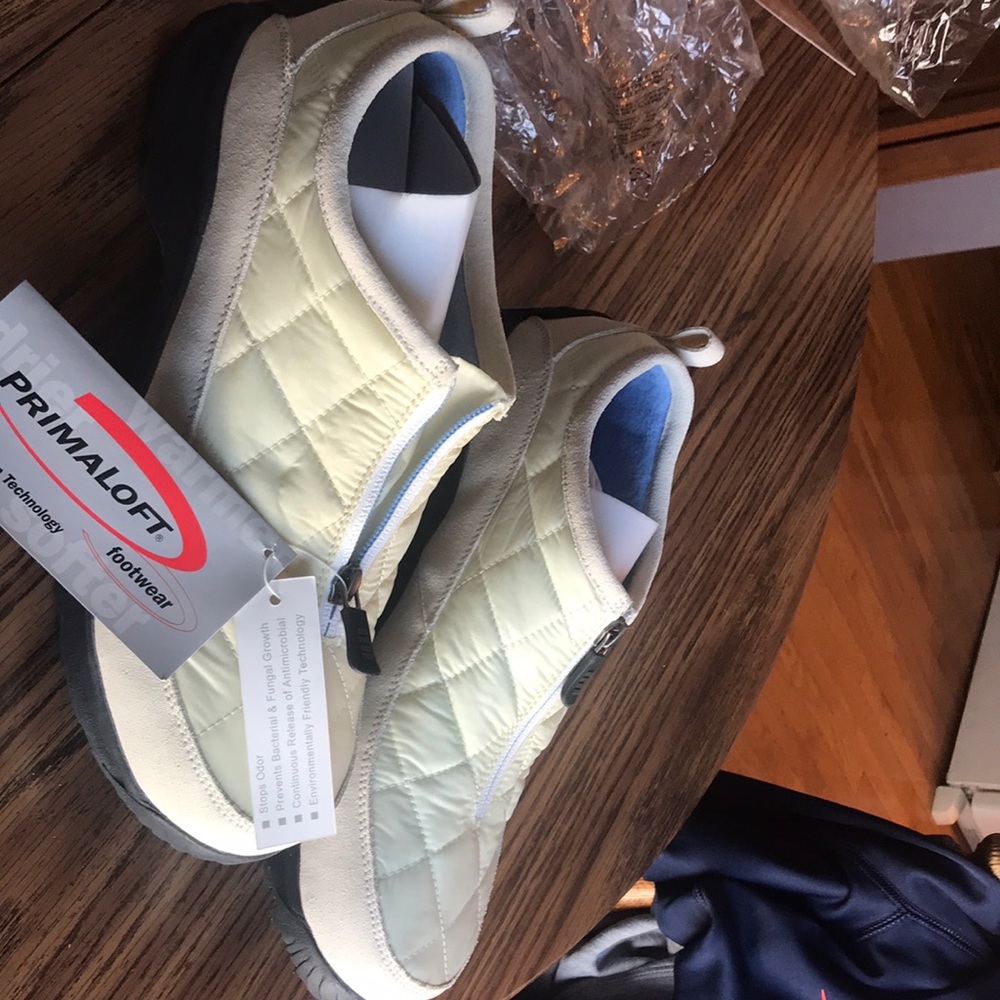 Lands End weather zip shoe white size 11